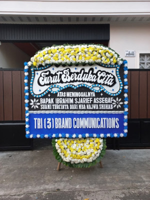 Papan Bunga Duka di Awang